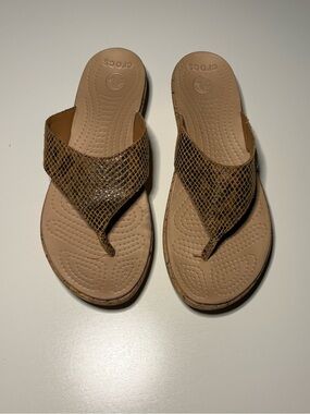 Crocs A-Leigh Brown Snakeskin Thong Strap Cork Platform Sandals. Sz 9